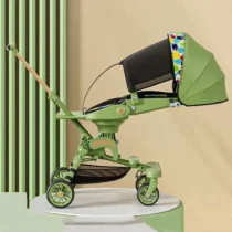 Vedere laterala pentru carucior bebe transformabil verde ilustrand copertina extinsa